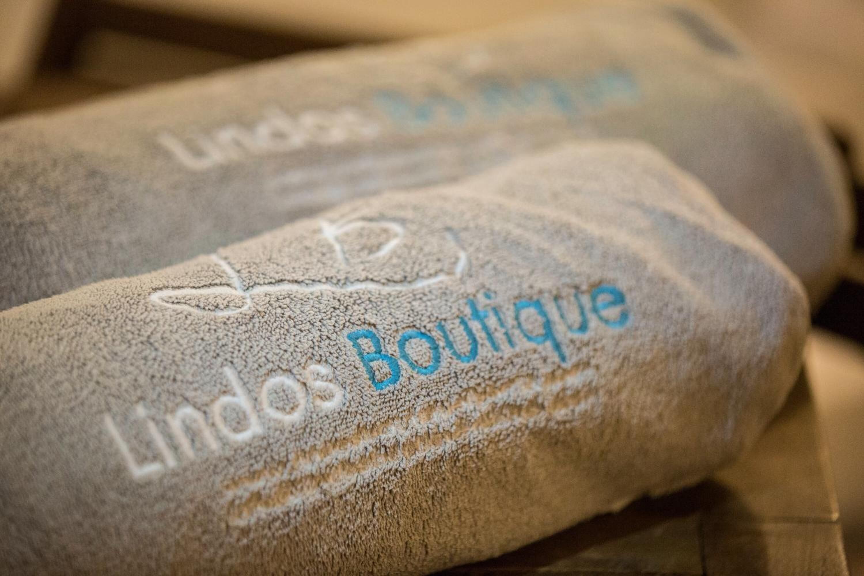 Una toalla con el texto "Lindos Boutique" bordado.