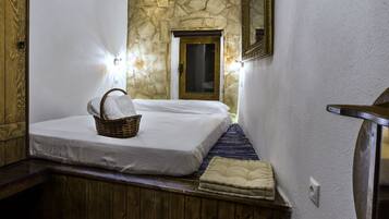 Traditional Double Room | In-room safe, desk, soundproofing, iron/ironing board