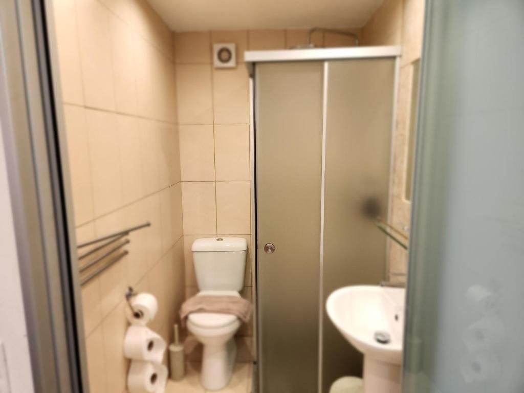 Un baño pequeño con inodoro, bidé y lavamanos.