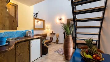 Refrigerador, cafetera de espresso, tetera eléctrica y tostadora