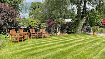 Standard-Dreibettzimmer, mit Bad | Blick auf die Strasse