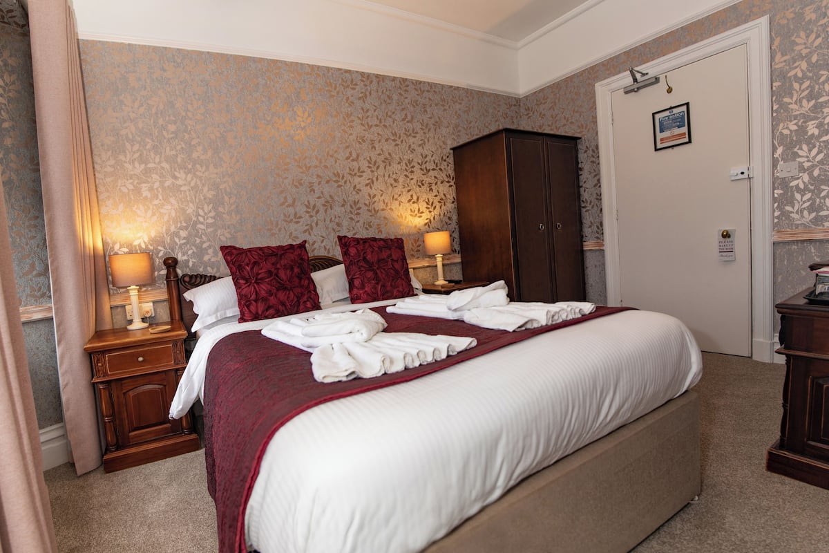 Business Double Room, Ensuite (Small) | Egyptian cotton sheets, premium bedding, Select Comfort beds, minibar