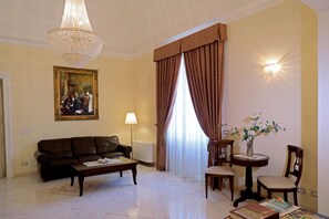 Suite  – premium, rom vegg-i-vegg | Oppholdsområde | TV