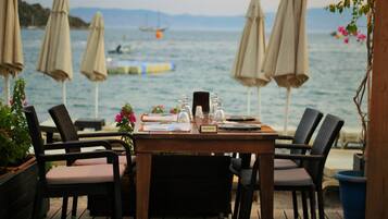 Petit déjeuner, déjeuner et dîner servis sur place