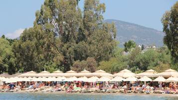 Playa privada, camas de playa gratis, sillas reclinables de playa