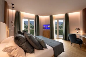 Suite, 1 queensize-seng, ikke-røyk | Sengetøy av topp kvalitet, dundyner, minibar og safe på rommet