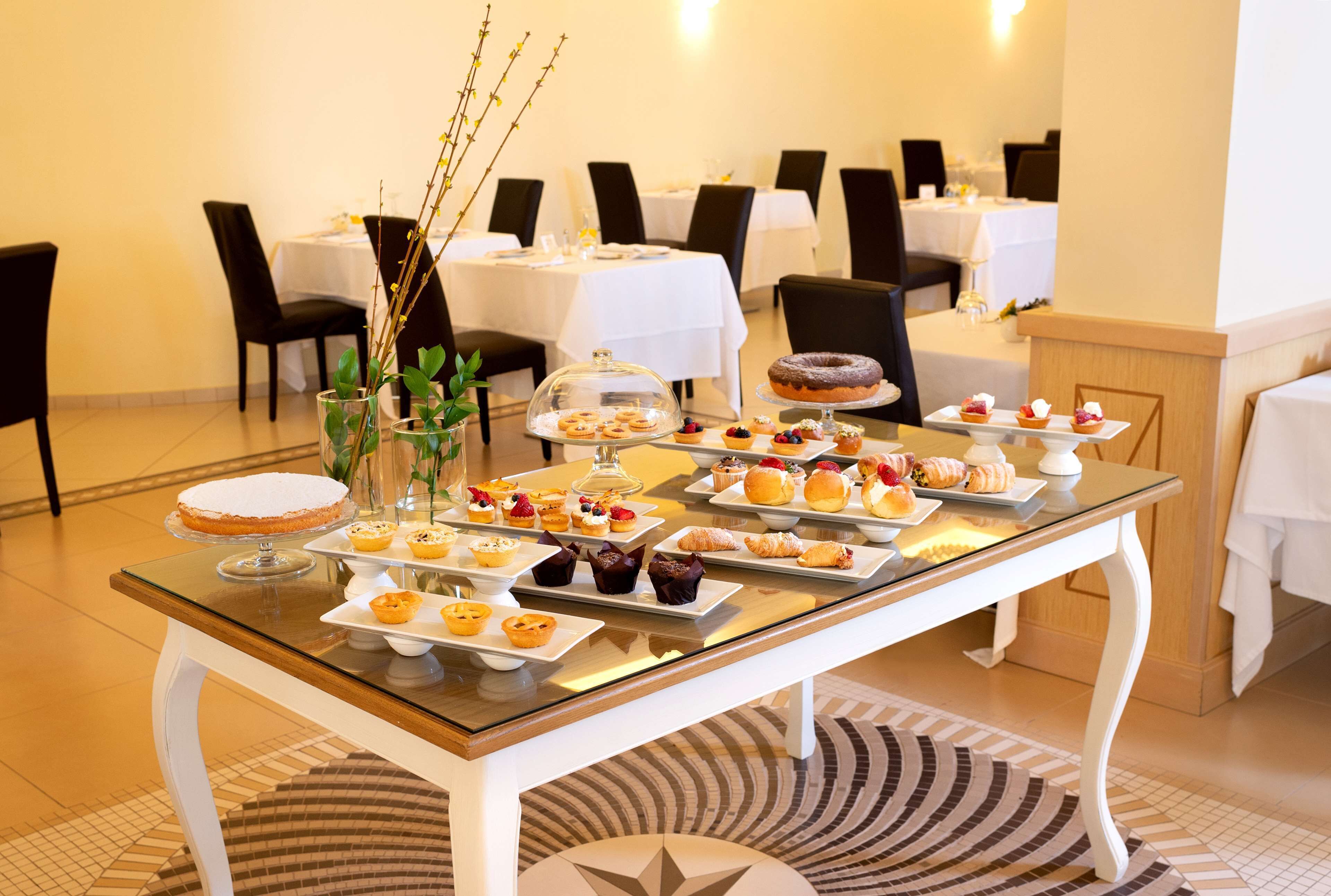 Una mesa de buffet con diversos pasteles y postres.
