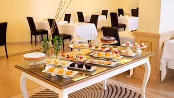 Una mesa de buffet con diversos pasteles y postres.
