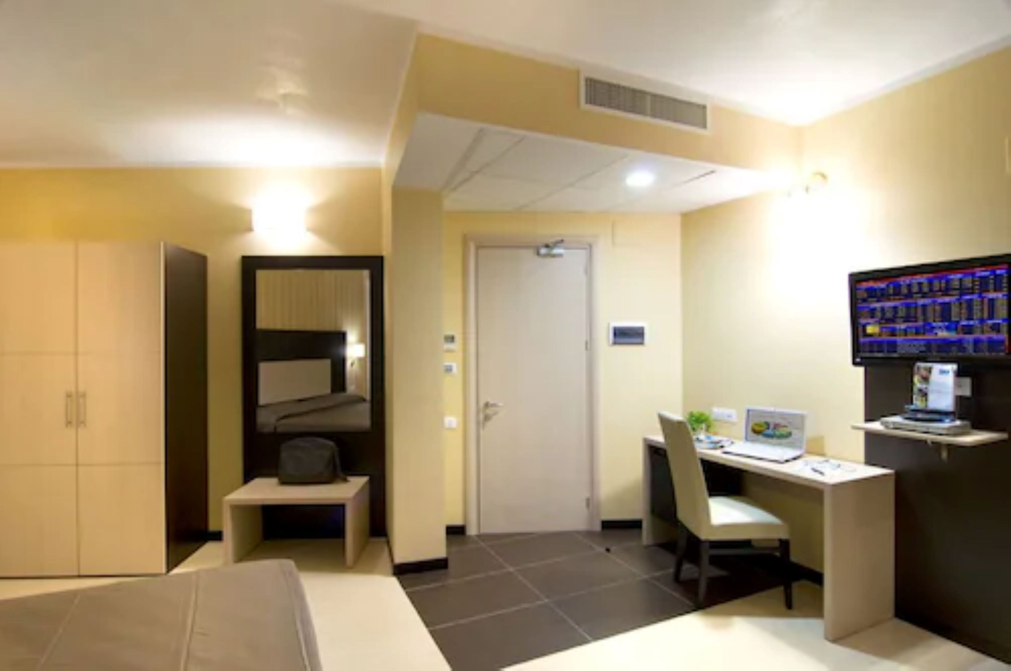 1 bedroom, premium bedding, down duvets, minibar