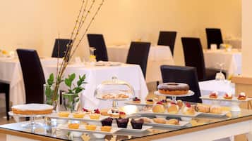 Desayuno buffet diario (EUR 8 por persona)