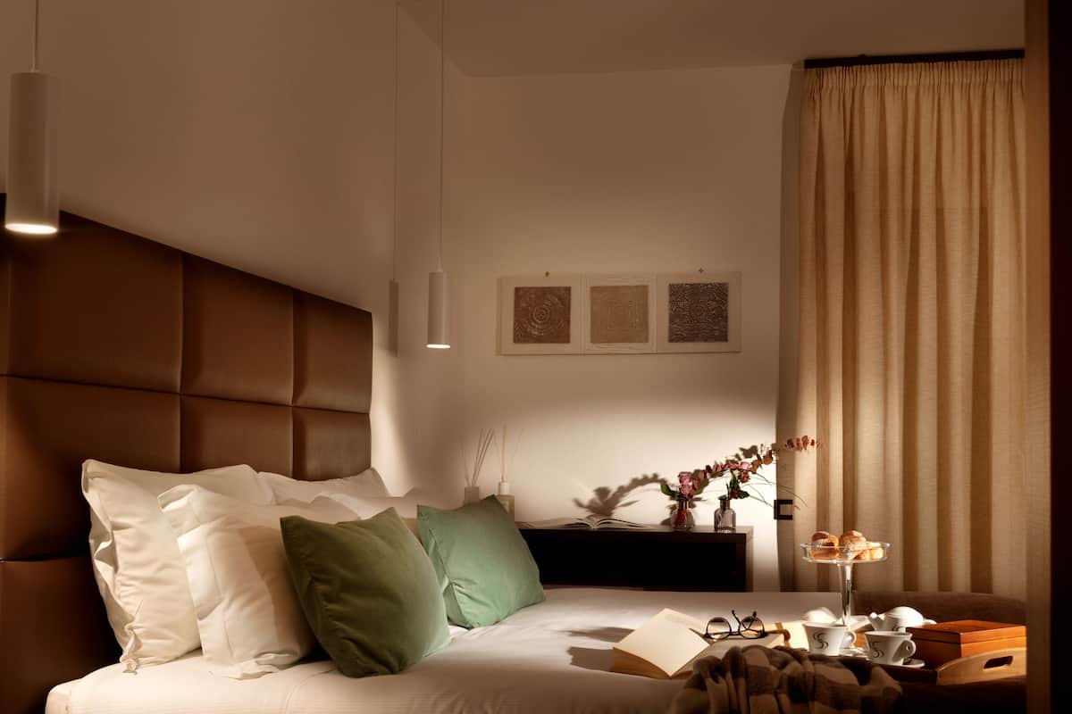Habitación Deluxe, 1 cama Queen size, para no fumadores | 1 habitación, ropa de cama de alta calidad, edredón y minibar