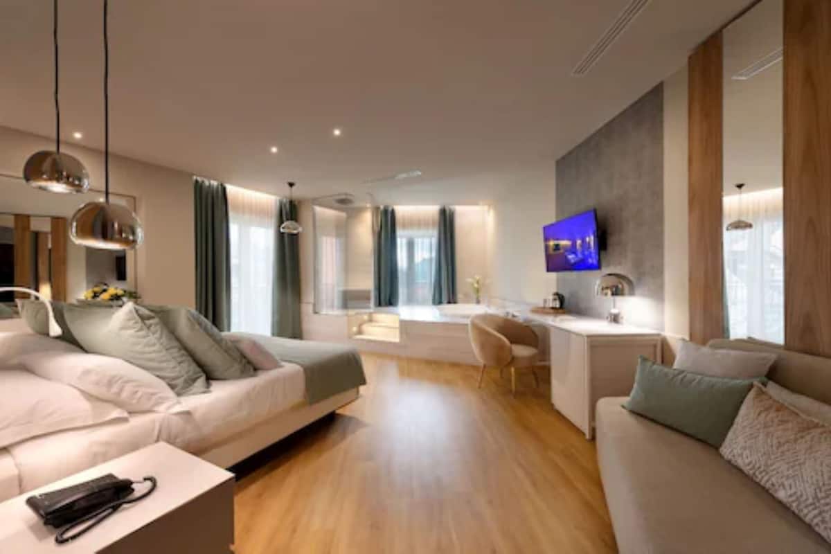 Suite junior, 1 cama Queen size, para no fumadores | 1 habitación, ropa de cama de alta calidad, edredón y minibar