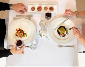 2 restaurants, serveren ontbijt, lunch, diner, lokale gerechten