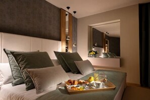 Deluxe kamer, 1 queensize bed, niet-roken | Luxe beddengoed, donsdekens, een minibar, een kluis op de kamer