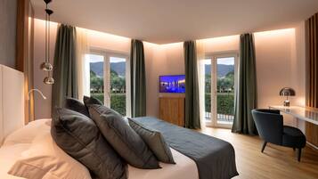 Suite, 1 Tempat Tidur Queen, Bebas Asap Rokok | Seprai premium, selimut bulu angsa, minibar, dan brankas