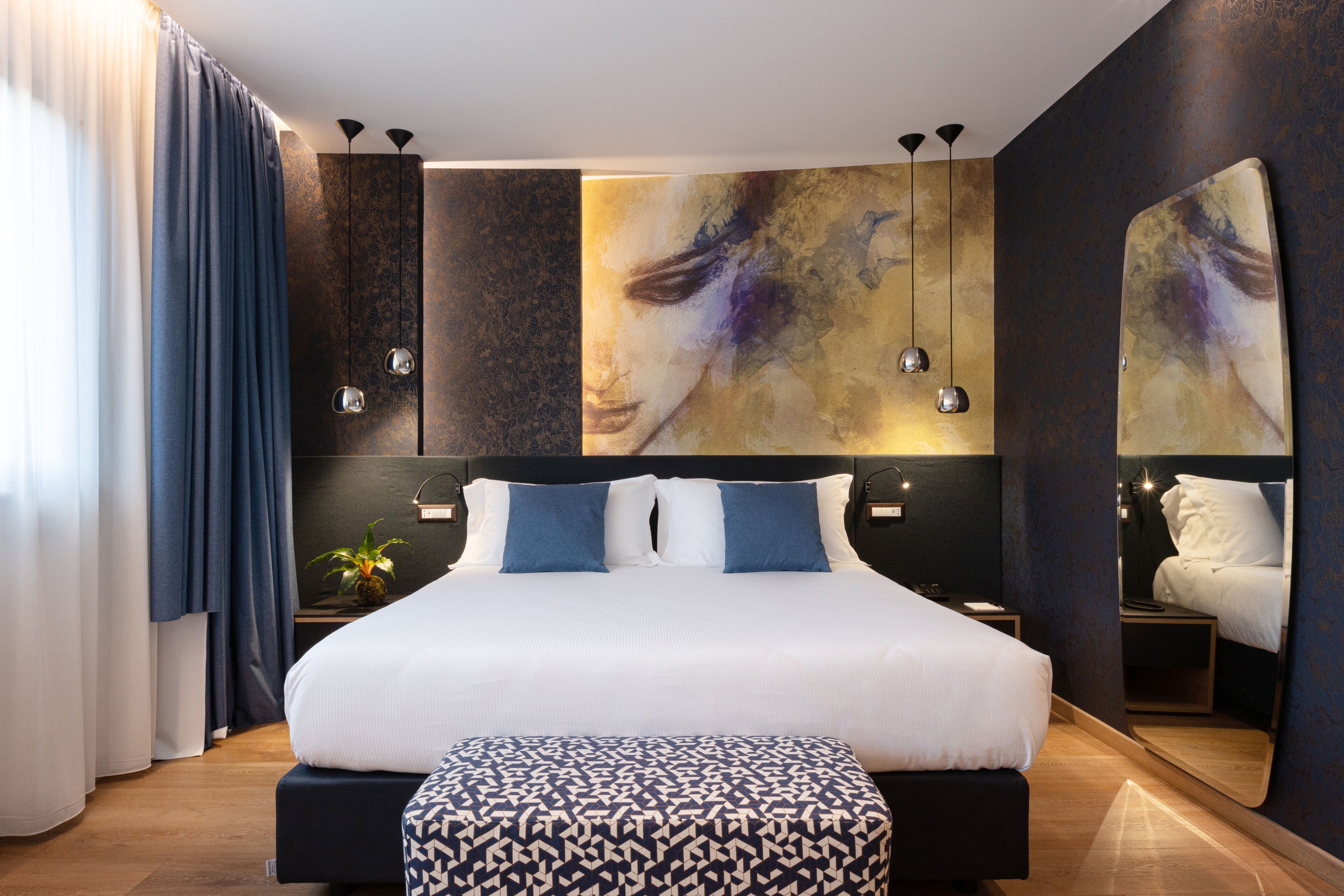 junior suite, 1 queen bed, non smoking | 1 bedroom, premium bedding, down duvets, minibar