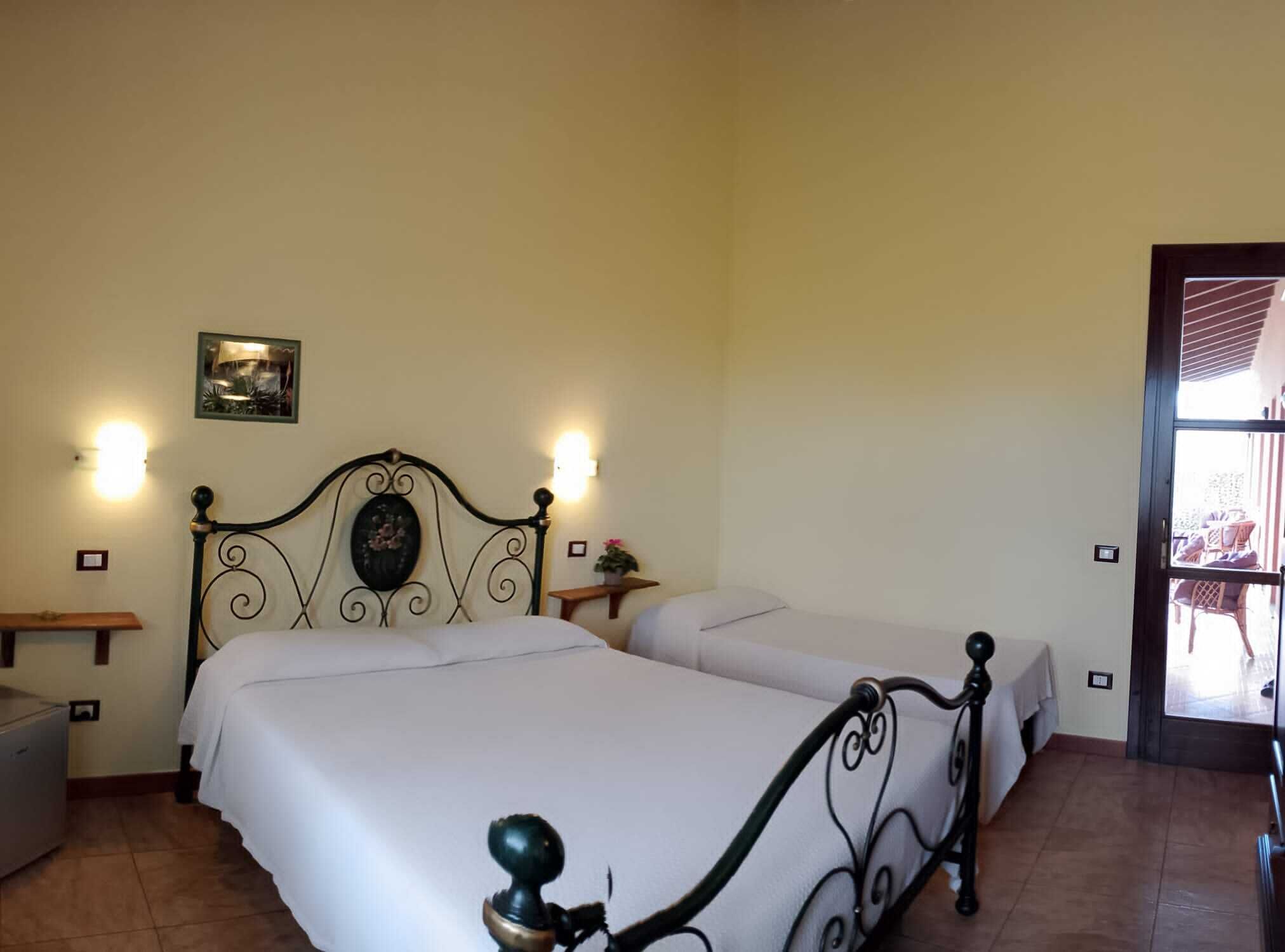 Tripla Standard, vista giardino | Copriletto in piuma, una scrivania, tende oscuranti