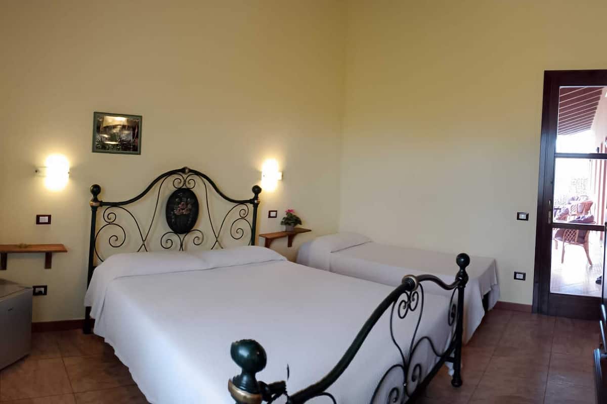 Standard-Dreibettzimmer, Gartenblick | Daunenbettdecken, Schreibtisch, Verdunkelungsvorhänge, Babybetten