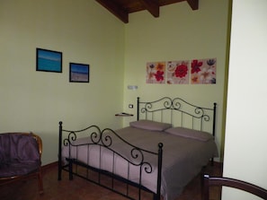 Down duvets, desk, laptop workspace, blackout curtains - CuccuruAio' B&B (Siamaggiore)