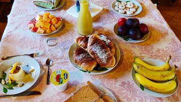 Daily continental breakfast (EUR 10 per person)