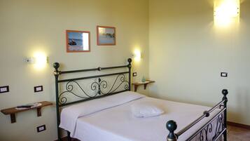 Standard-Doppelzimmer, Gartenblick | Daunenbettdecken, Schreibtisch, Verdunkelungsvorhänge, Babybetten