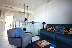 Junior Suite, Private Terrace | Blendingsgardiner, wi-fi (inkludert), sengetøy og rullestolvennlig