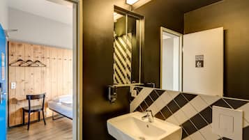 Shower, eco-friendly toiletries, towels