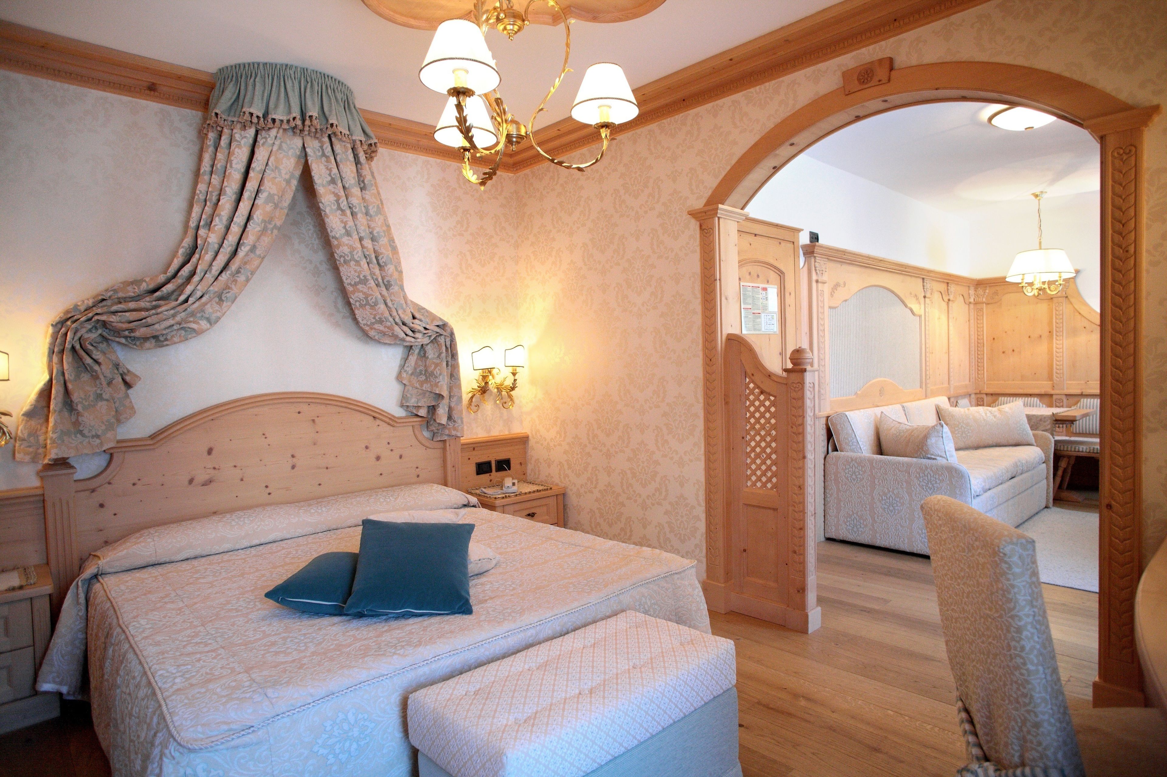 junior suite | minibar, in-room safe, desk, free wifi