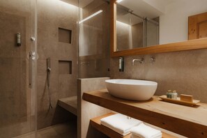 Suite junior | Baño | Ducha, artículos de higiene personal gratuitos y secador de pelo