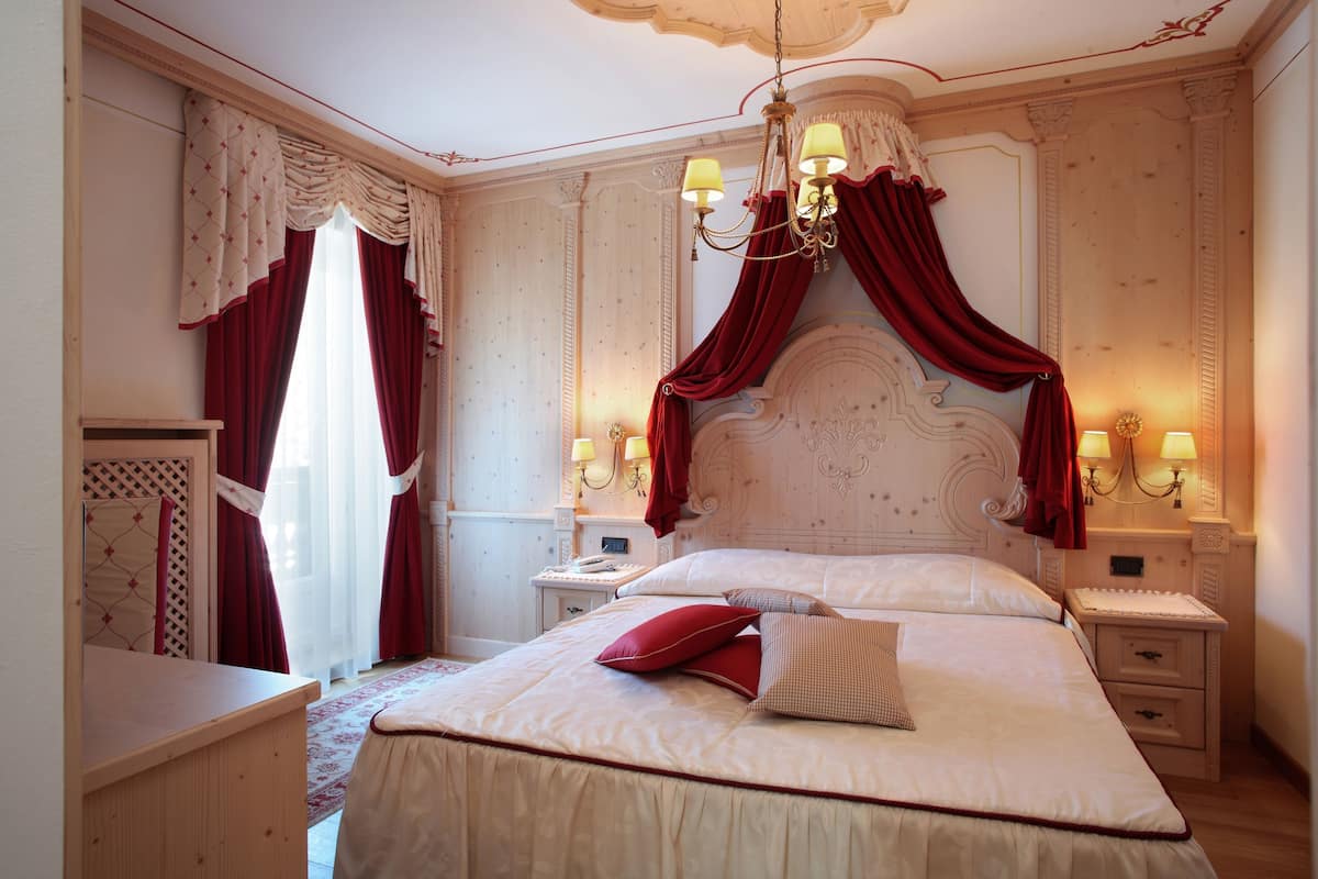 Doppia Standard, 1 letto matrimoniale | Minibar, una cassaforte in camera, una scrivania, Wi-Fi gratuito