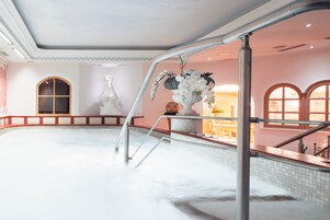 Un sauna, una bañera de hidromasaje, baño turco/hammam