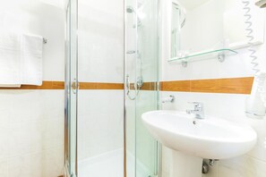 Ducha, artículos de higiene personal gratuitos, secador de pelo y bidé