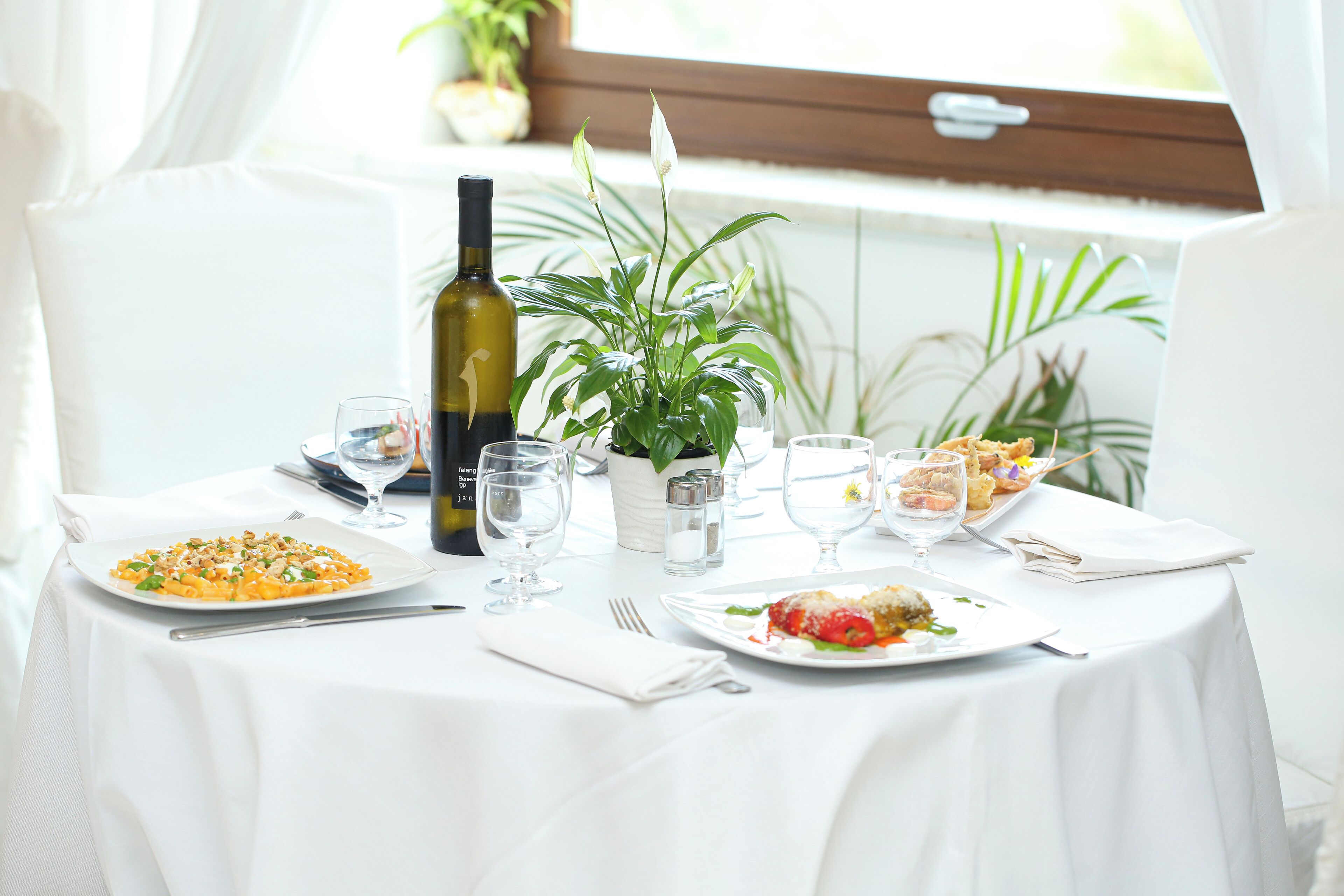 Der serveres morgenmad og italienske retter med udsigt til haven 