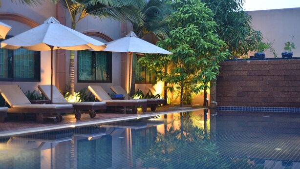 Outdoor pool, pool umbrellas - Gloria Angkor Hotel (Siem Reap)
