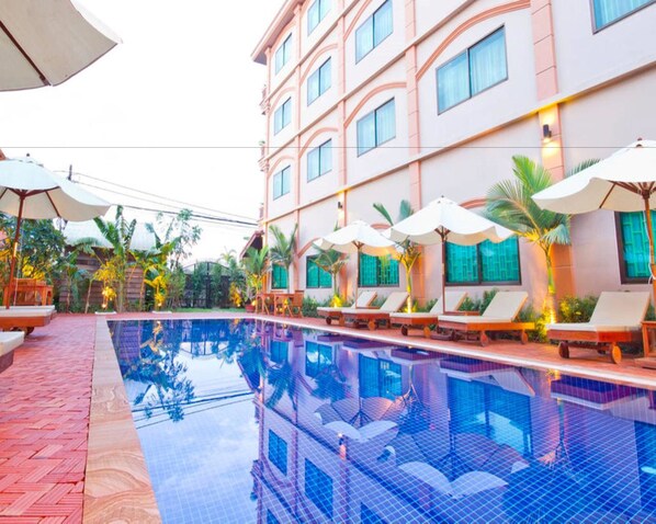 Outdoor pool, pool umbrellas