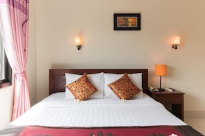 Premium bedding, minibar, in-room safe, individually decorated - Gloria Angkor Hotel (Siem Reap)