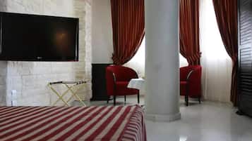 Royal Suite | Minibar, in-room safe, individually furnished, free WiFi