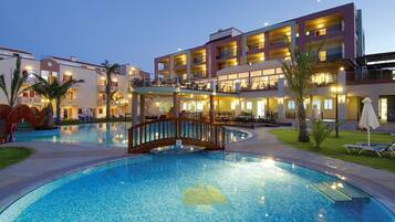 2 piscinas al aire libre