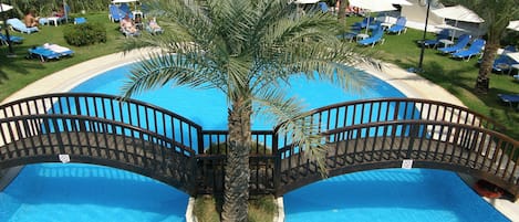 2 piscines extérieures