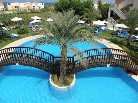 2 outdoor pools