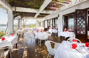 Frühstück, Mittagessen, Abendessen, Blick auf den Pool 