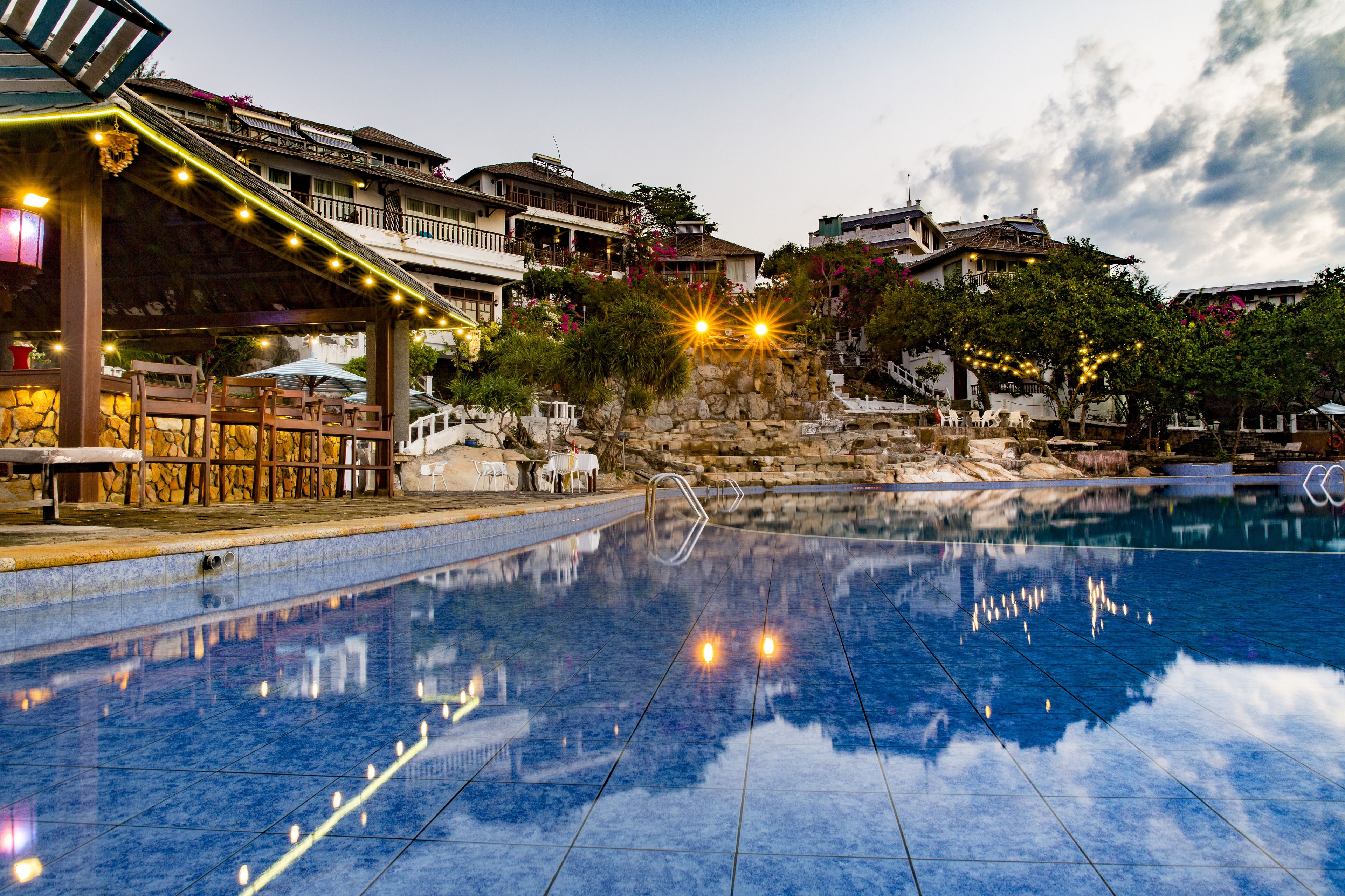 2 utendørsbassenger, bassengparasoller og solsenger