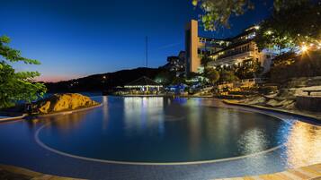 Guests can enjoy a peaceful evening by the pool.