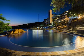 2 outdoor pools, pool umbrellas, pool loungers - Rock Water Bay Beach Resort & Spa (Ham Thuan Nam)