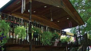 خزنة داخل الغرفة وبديكورات فريدة لكل غرفة وطراز فريد لكل وحدة