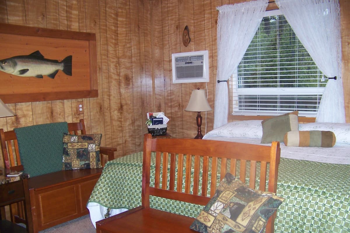 Single Room, 1 Queen Bed, Private Bathroom | In-room safe, iron/ironing board (on request), WiFi (free)