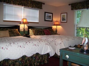 Svit - 2 queensize-sängar - eget badrum - utsikt mot floden | Värdeförvaringsskåp på rummet, individuell inredning och unika möbler