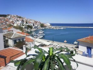Un pueblo costero con edificios y un puerto deportivo.