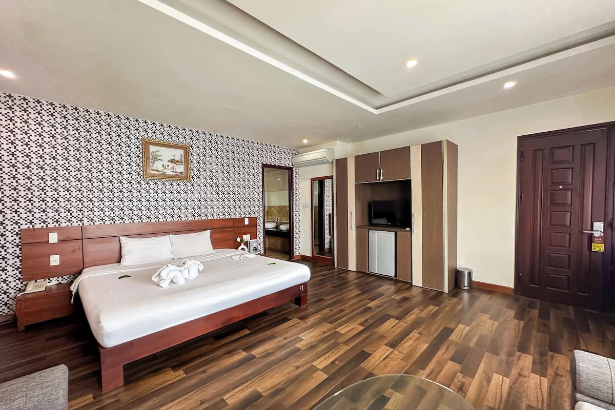 Premium Double Room | 1 bedroom, blackout drapes, soundproofing, free WiFi