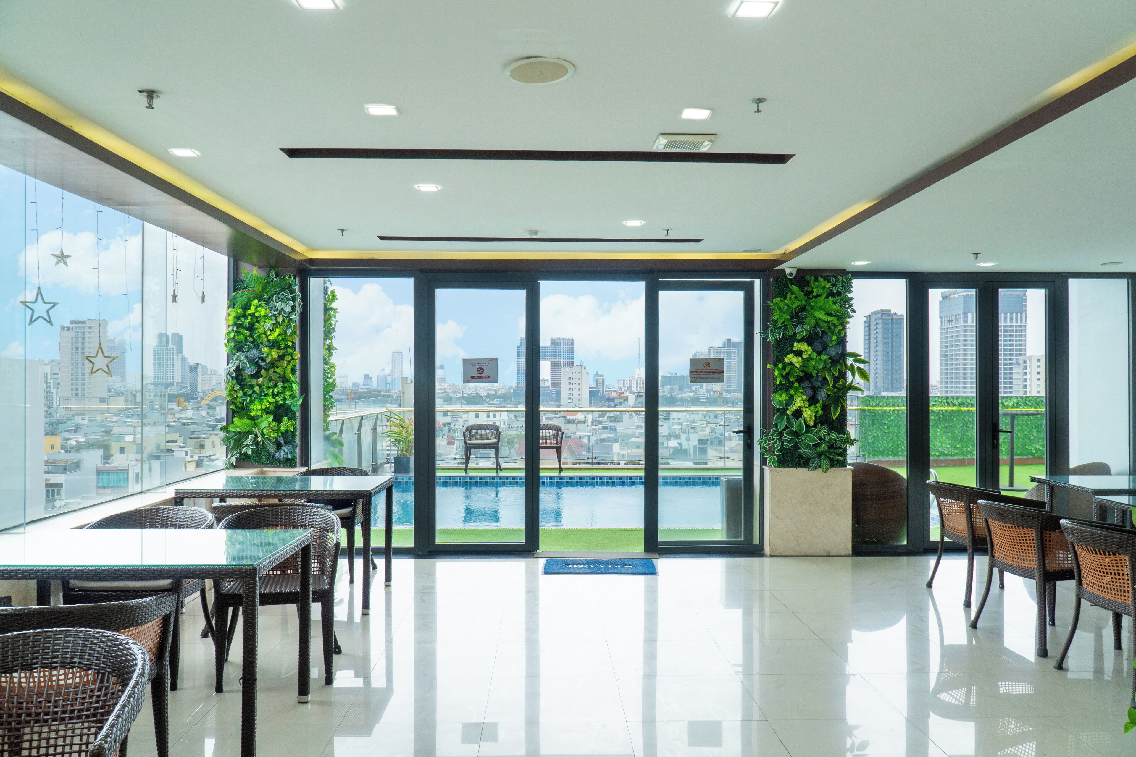 室外泳池；躺椅